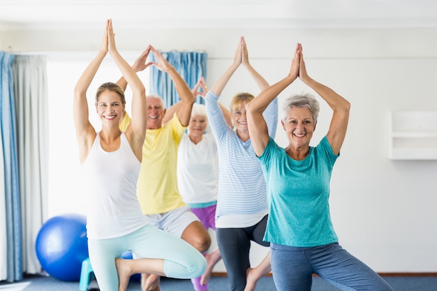 Instructeur effectuant du yoga avec des personnes âgées