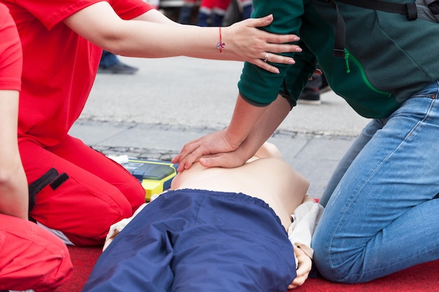 Instructeur d'enseignement de la RCR sur mannequin