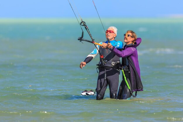 Instructeur femme enseigne le vieil homme engagé dans le kite surf Hamata Egypte