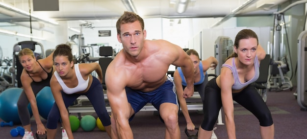 Instructeur musclé menant la classe kettlebell