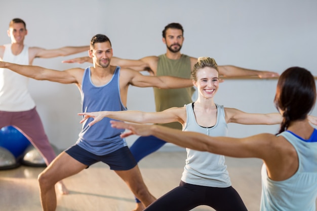 Instructeur prenant des cours de yoga