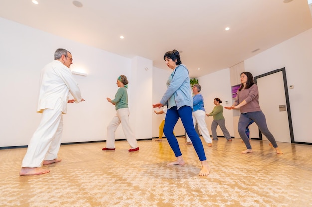 Instructeur de Qi gong menant une classe de wi gong