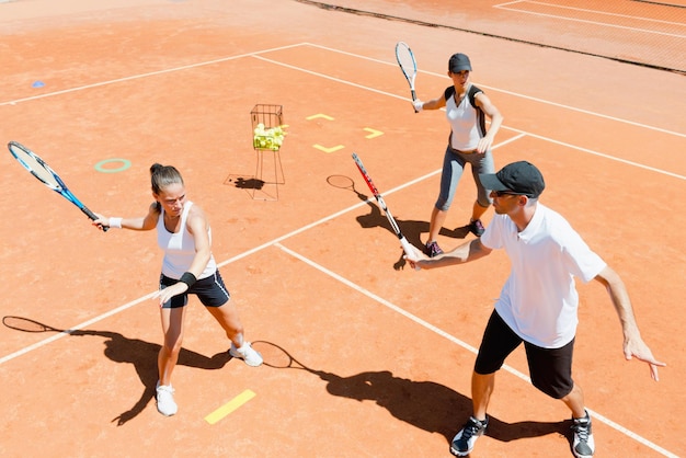 L'instructeur de tennis explique le coup droit.