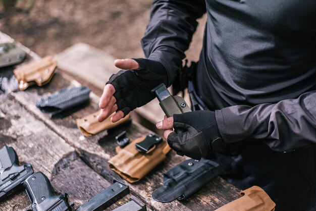 Instructeur de tir sportif, vérifiez vos armes de près.