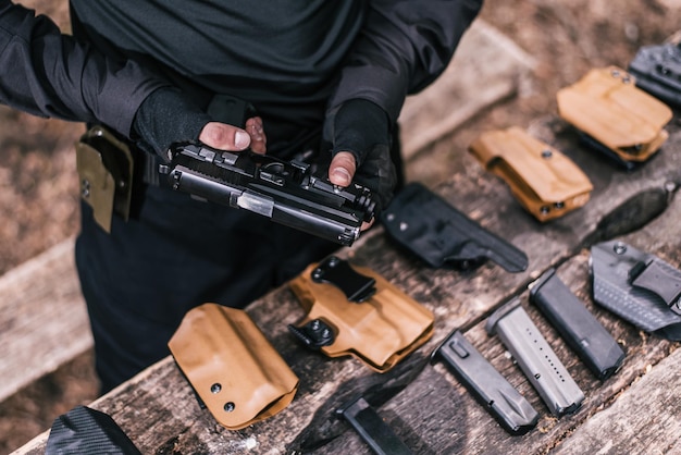 Instructeur de tir sportif, vérifiez vos armes de près.