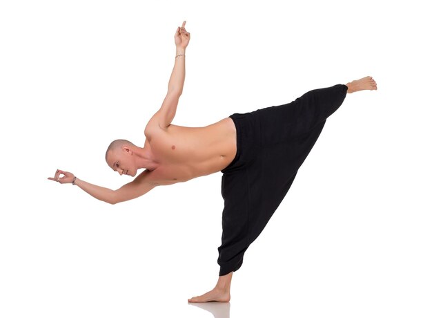 Instructeur de yoga dans un pantalon spécial pour l'entraînement