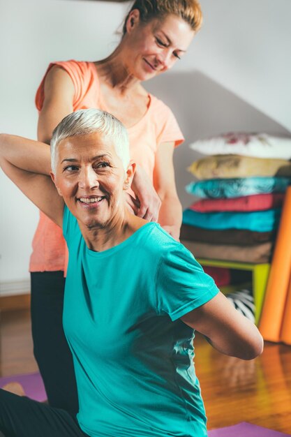 Instructeur de yoga privé avec une femme âgée.