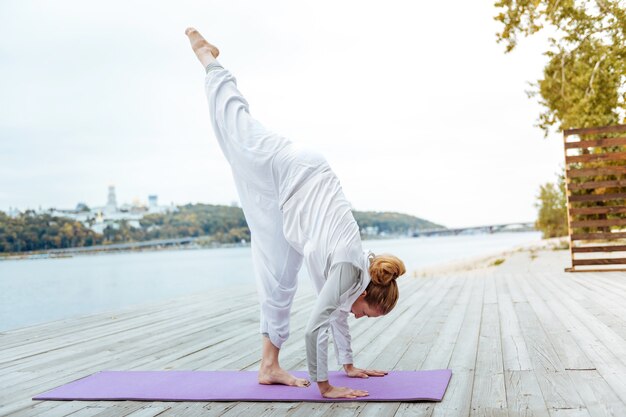 Instructeur de yoga. Yogi pratiquant l'équilibrage du yoga asana