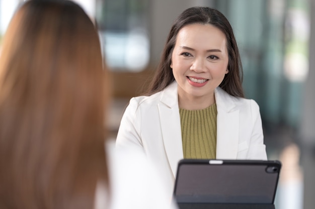 Les instructeurs et les conseillers des collèges rencontrent des étudiantes pour conseiller leur étude de recherche. Éducation, concept Banque de Photo