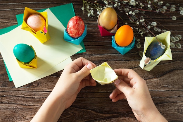 Instruction origami étape 10 L'enfant met un emballage d'oeuf de Pâques cadeau Fait à la main