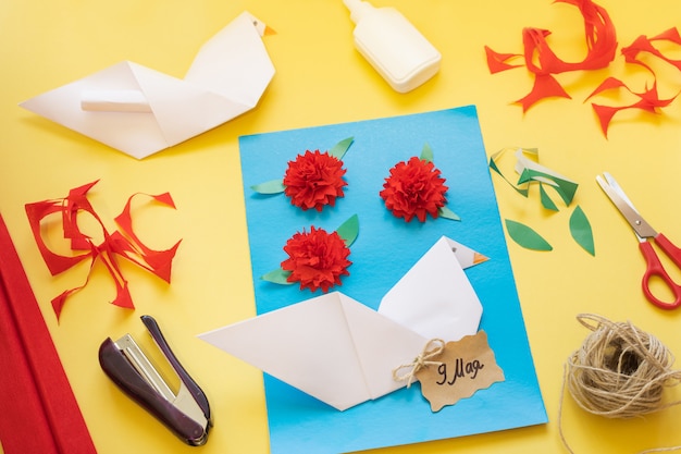 Instructions De Bricolage. Comment Faire Une Carte Avec Des Fleurs D'oeillets