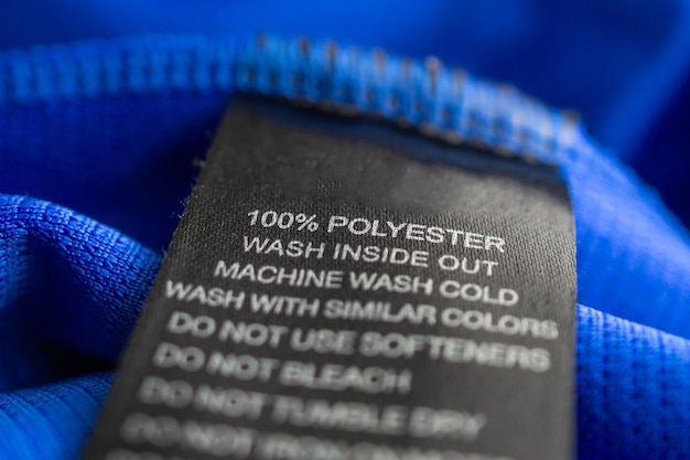 Photo instructions de lavage du linge noir étiquette de vêtements sur chemise de sport en polyester jersey bleu