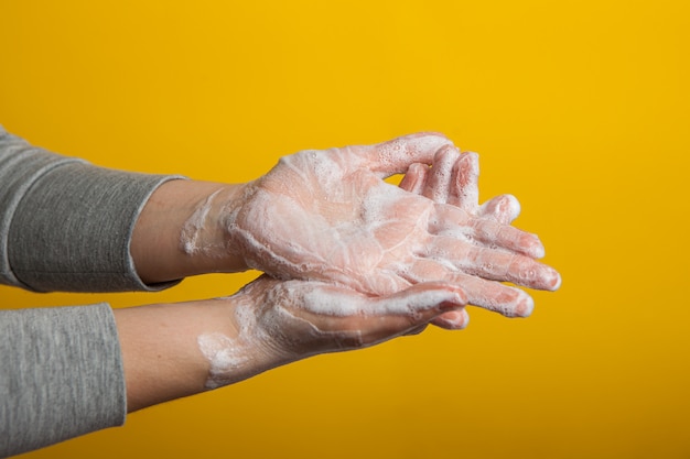 Instructions de lavage des mains. mains savonneuses en mousse. fermer .