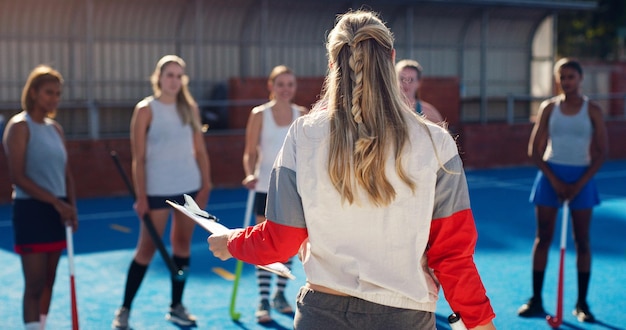 Instructions pour l'équipe sportive et de hockey avec entraîneur pour la planification de la stratégie de jeu et des objectifs pour les joueuses sur le terrain