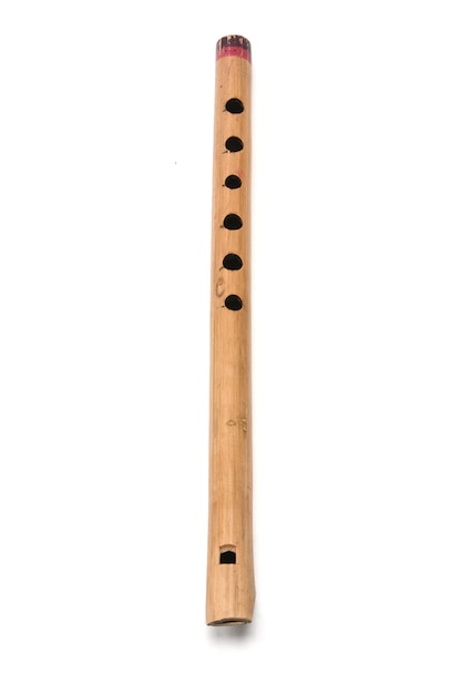 Instrument de flûte en bois isolé sur blanc