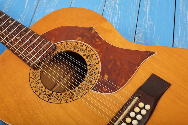 Photo instrument de musique chevalet et épingles guitare acoustique douze cordes