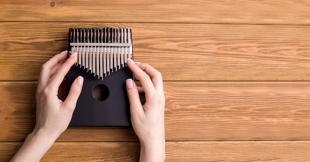 Instrument de musique Kalimba sur un fond en bois. Espace de copie. Bannière