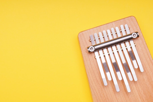 Instrument de musique Kalimba sur fond jaune avec espace de copie