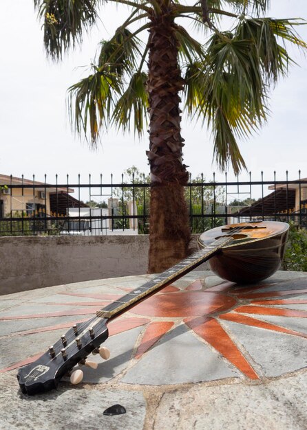 L'instrument de musique national grec à cordes pincées Bouzouki se trouve sur une table en marbre en Grèce