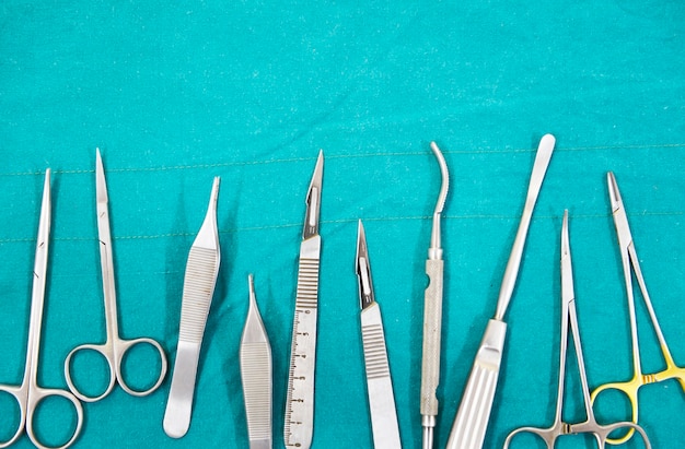instruments chirurgicaux en salle d'opération