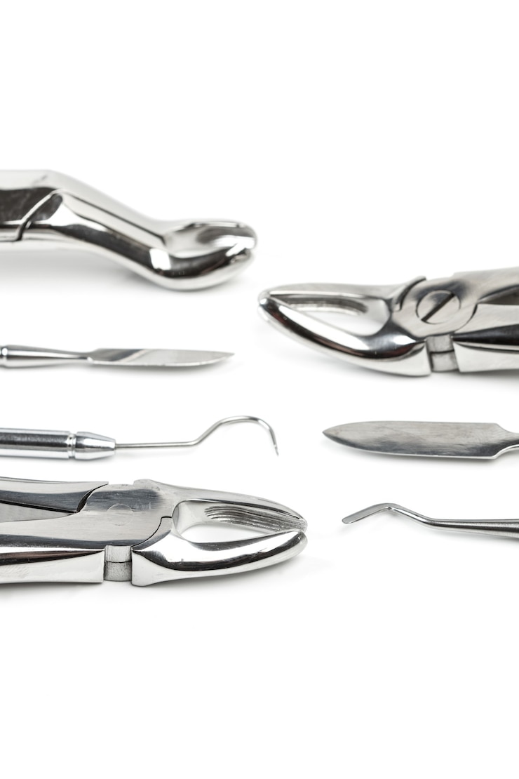 Photo instruments dentaires pour la dentisterie sur fond blanc