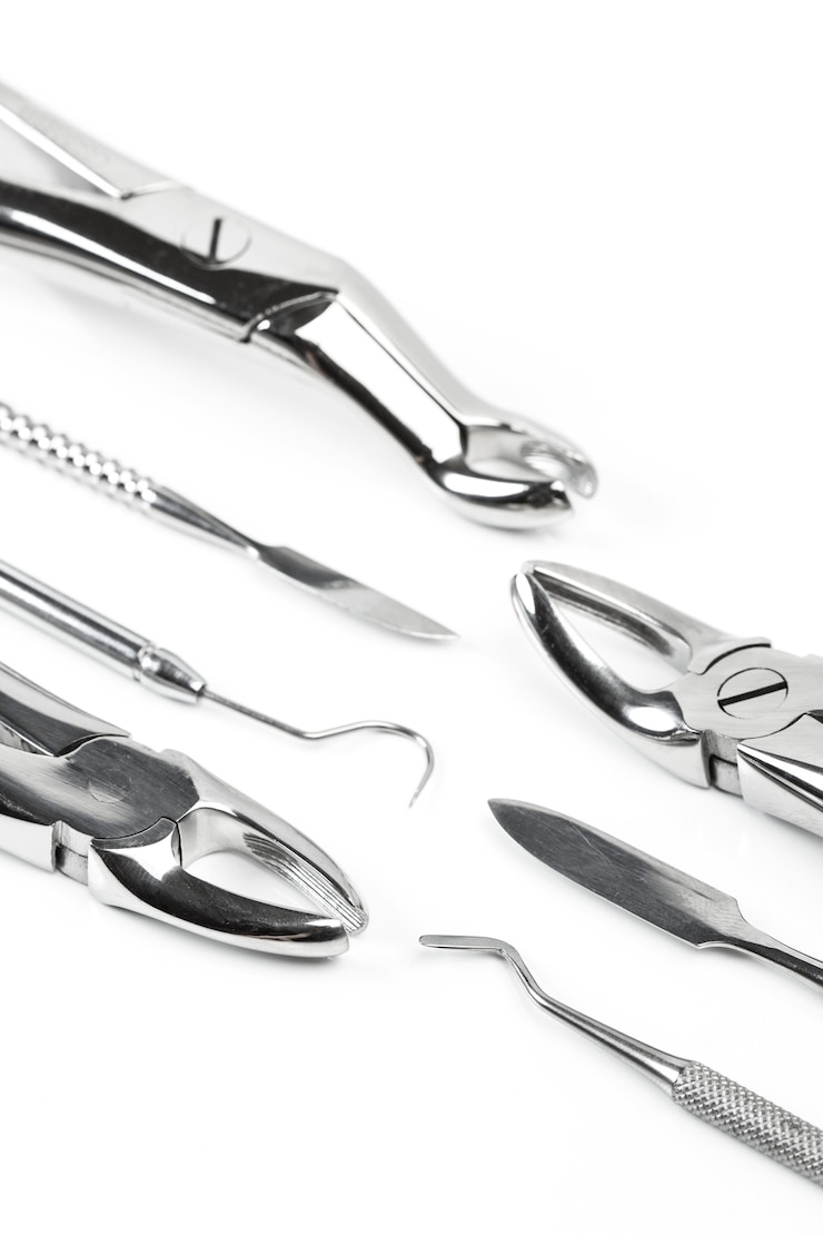 Photo instruments dentaires pour la dentisterie sur fond blanc