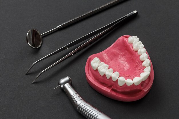 Instruments dentaires pour les soins dentaires des dents sur fond noir