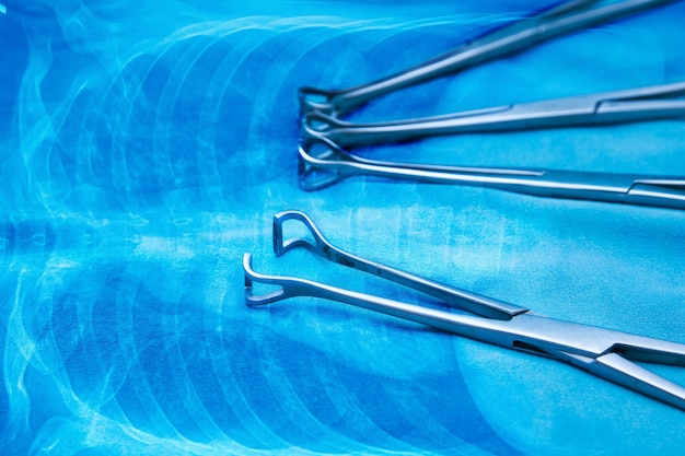 Photo instruments médicaux, sur fond bleu d'anatomie
