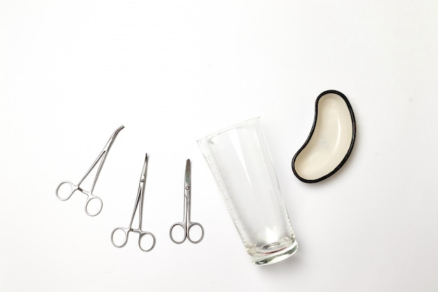 Instruments médicaux pour la chirurgie. Ciseaux, forceps, coupelle en flacon