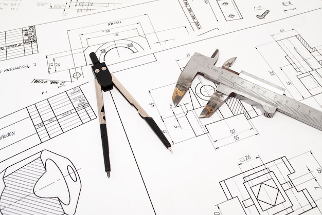 Instruments de mesure et de dessin et dessins sur la table