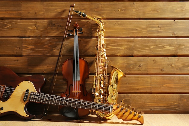 Instruments de musique sur fond de bois