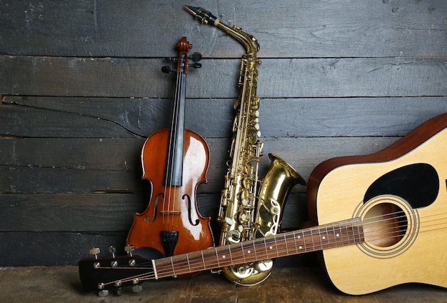 Instruments de musique sur fond de bois