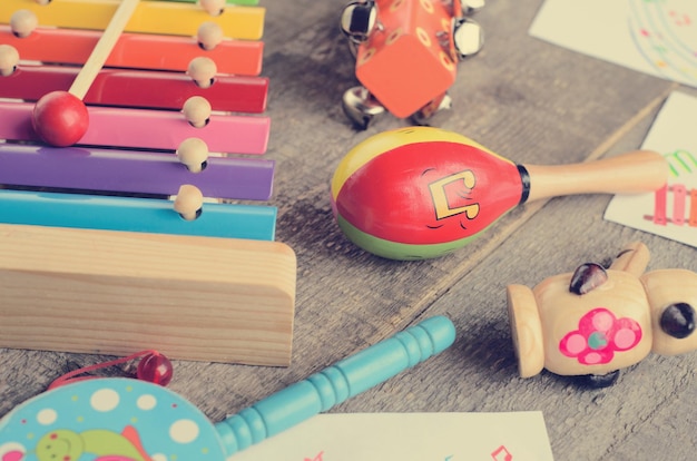 Instruments de musique sur fond de bois