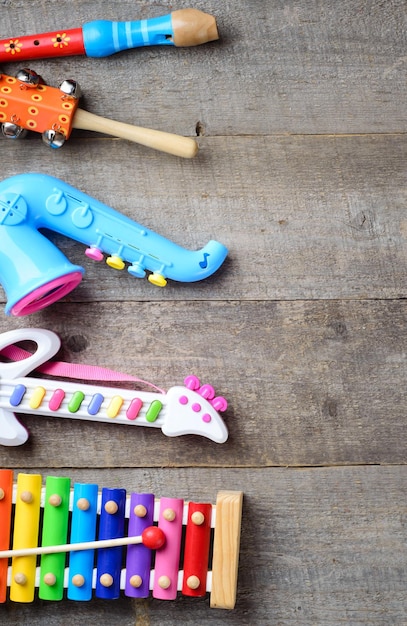 Instruments de musique jouet sur fond de bois