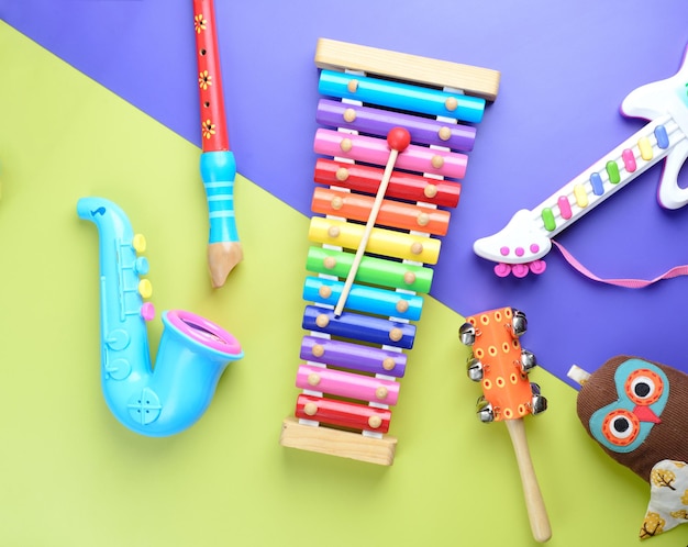 Photo instruments de musique jouet sur fond de bois