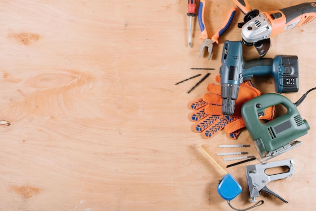 Instruments et outils de construction et d'artisanat électriques sur le fond en bois