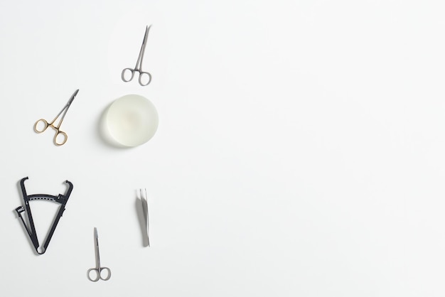 instruments pour la chirurgie plastique sur fond blanc vue de dessus