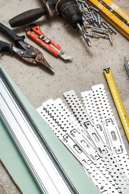 Instruments pour construire des murs en plaques de plâtre