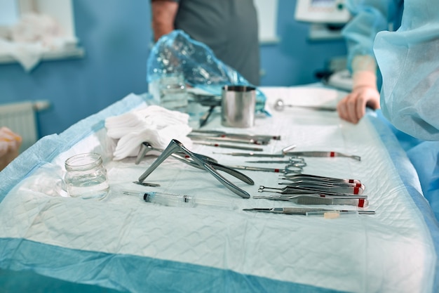 Instruments Stériles Sur La Table D'opération, Lumière Bleue, Vraie Salle D'opération