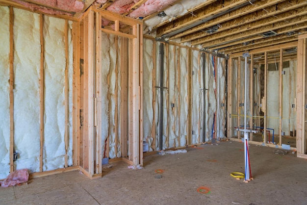 Insulation d'une nouvelle maison résidentielle avec de la laine de fibre de verre pour barrière au froid