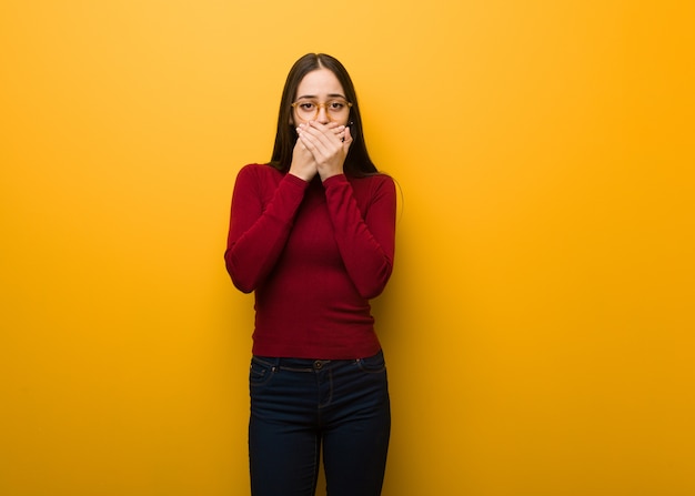 Intellectuelle jeune fille surprise et choquée