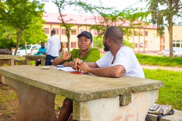 Interaction entre deux étudiants africains au cours de leurs études.