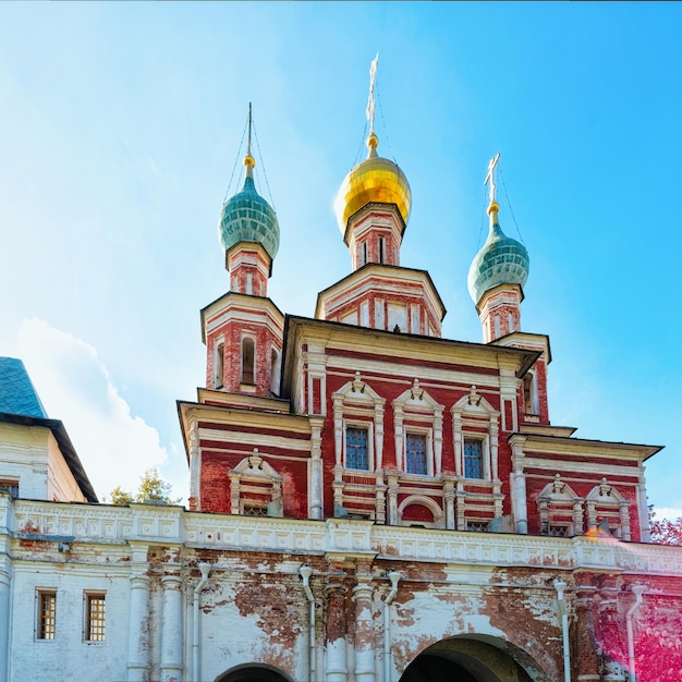 Photo intercession gate church of novodevichy couvent à moscou, en russie