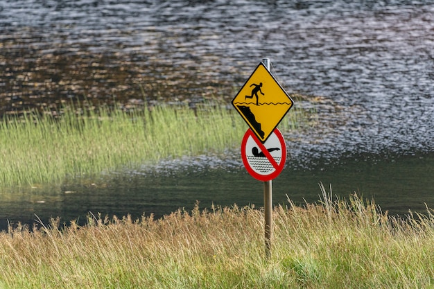 Interdiction de nager dans le lac supérieur de Glendalough.