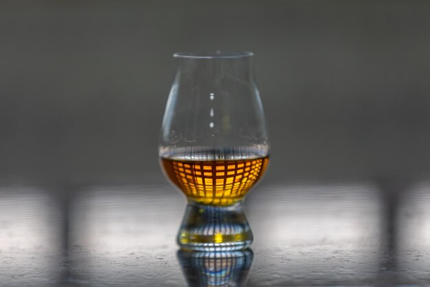 Intéressant whisky écossais single malt dans un verre de dégustation avec un fond distinctif et inhabituel