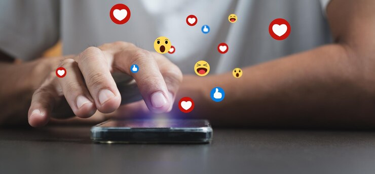 Interface de communication de chat numérique pour adultes emoji émotions icônes internet style de vie mobile en ligne personnes utilisateurs de smartphones Social Media Web Viewer Technology