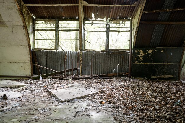 Intérieur de l'abri abandonné de la RAF