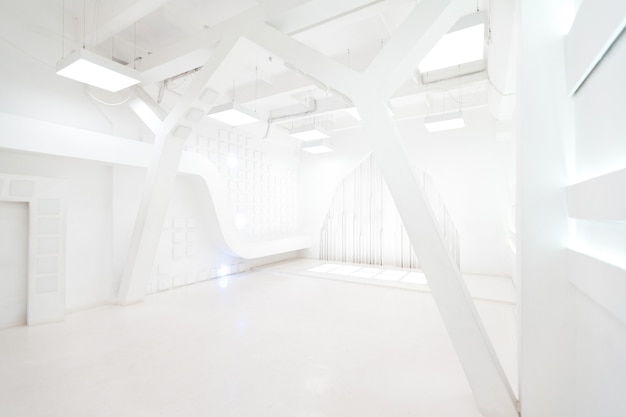 Intérieur abstrait futuriste de la pièce vide en blanc avec éclairage dans le style d'un vaisseau spatial. décoration géométrique sur les murs.