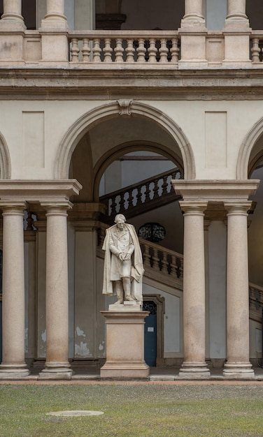 Intérieur de l'Académie des beaux-arts de Brera à Milan avec portique de jardin et statues