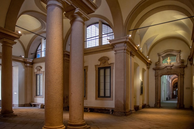 Intérieur de l'Académie des beaux-arts de Brera à Milan avec portique de jardin et statues